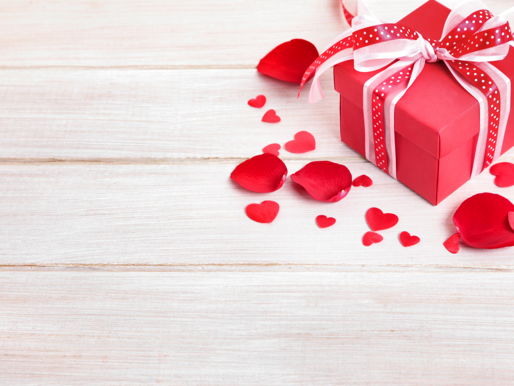 Подарок на День Святого Валентина с лепестками розы 