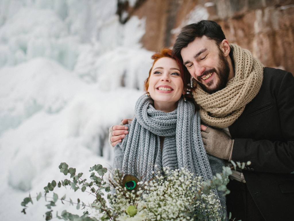 Влюбленная счастливая пара зимой