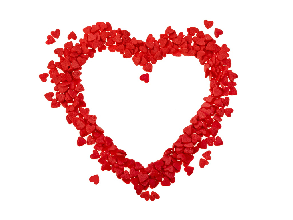 Сердце из маленьких красных сердечек на белом фоне