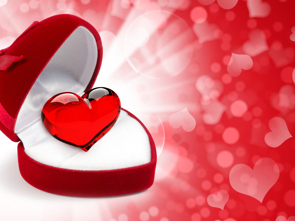 Красное сердце в красной ювелирной коробке