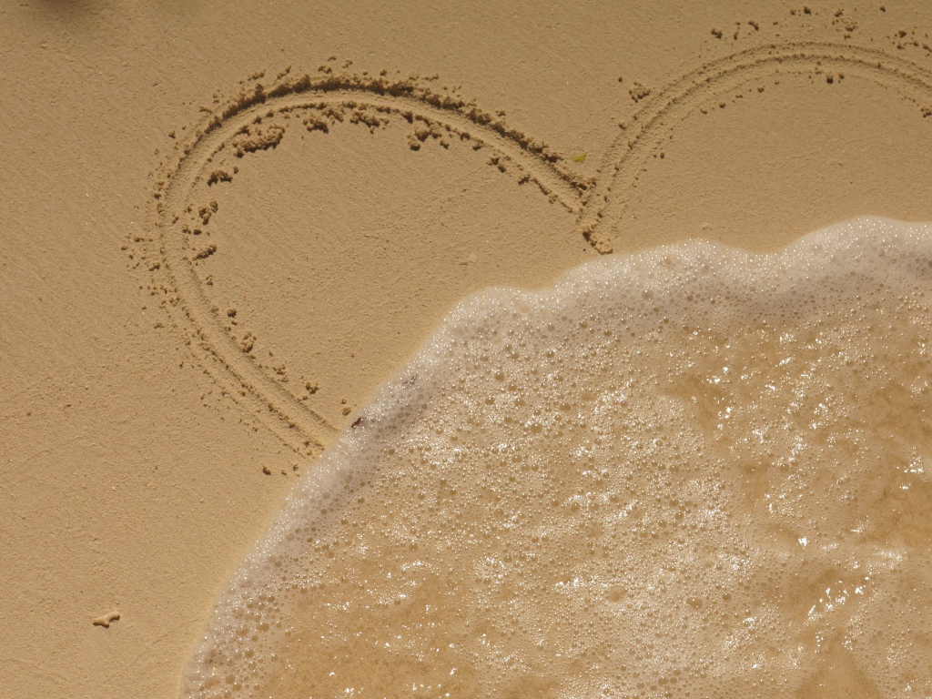 Сердце на песке смывает волной