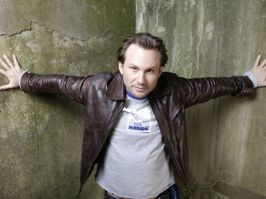 Актер Кристиан Слэйтер в куртке в старой комнате