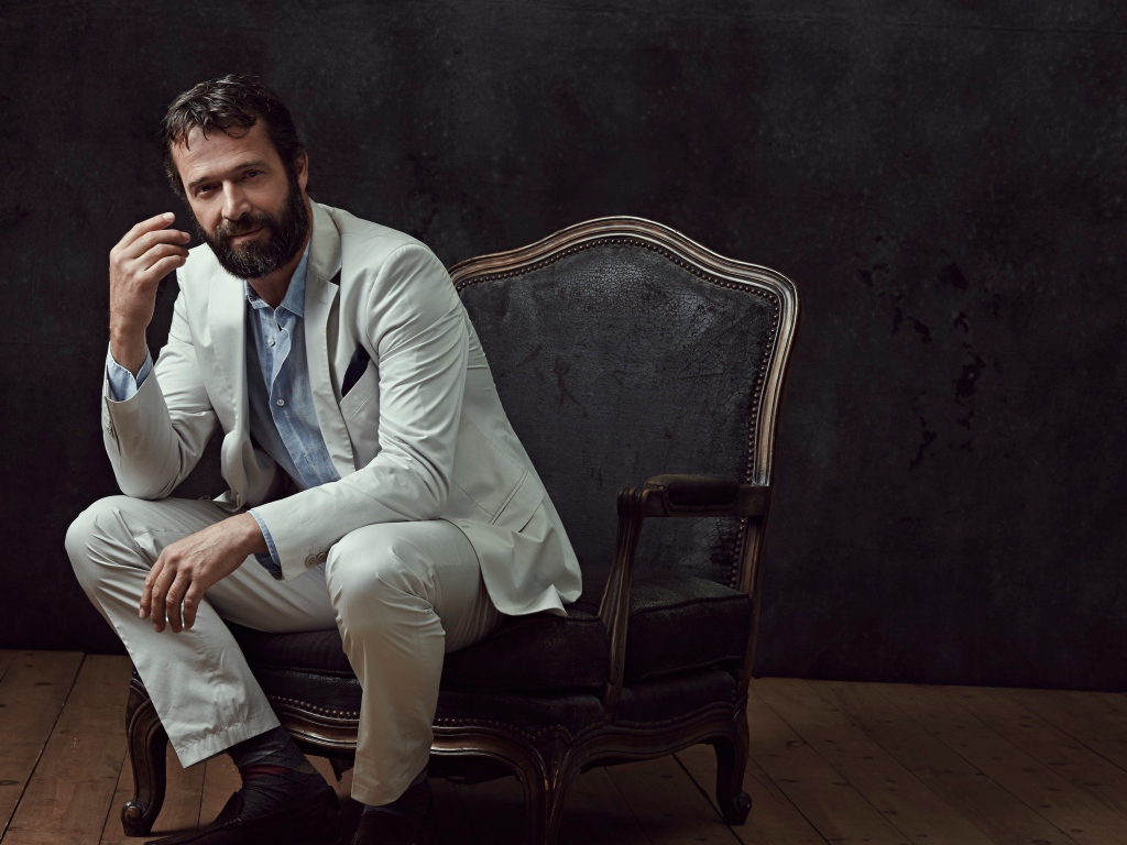 Актер Джеймс Пьюрфой сидит в кресле 