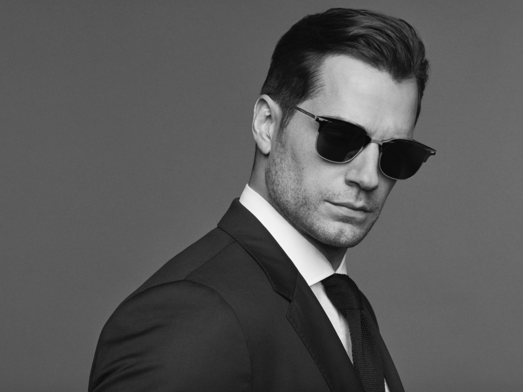 Английский актер Генри Кавилл в черных очках, черно белое фото 