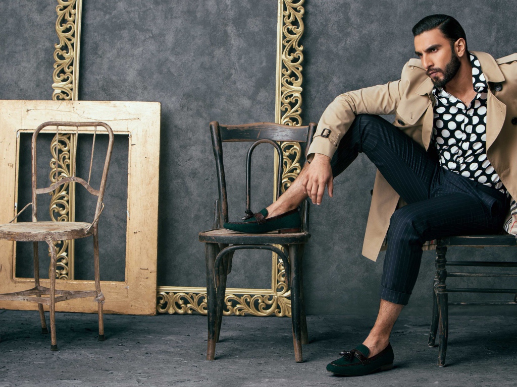 Индийский актер Ранвир Сингх сидит на стуле