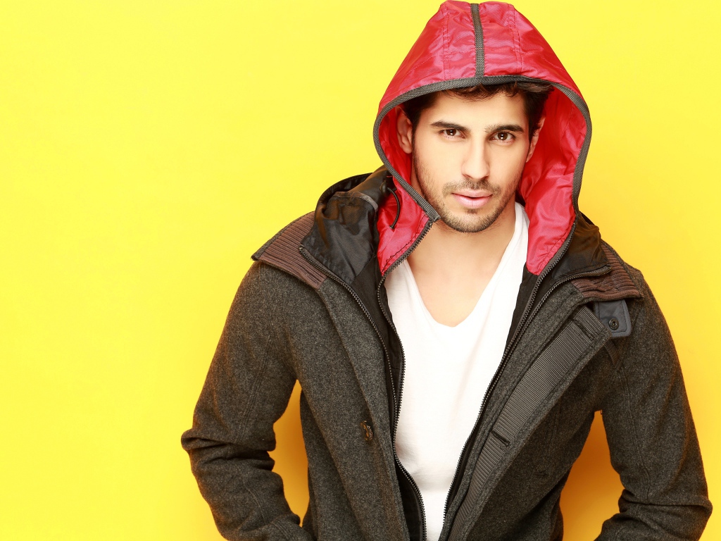 Индийский актер Сидхарт Мальхотра фото на желтом фоне