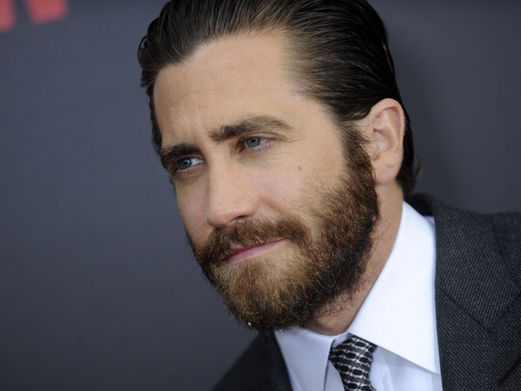 Популярный актер Джейк Джилленхол в костюме