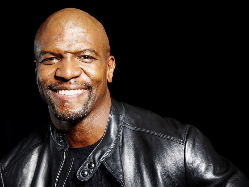 Популярный актер Терри Крюс в кожаной куртке на черном фоне