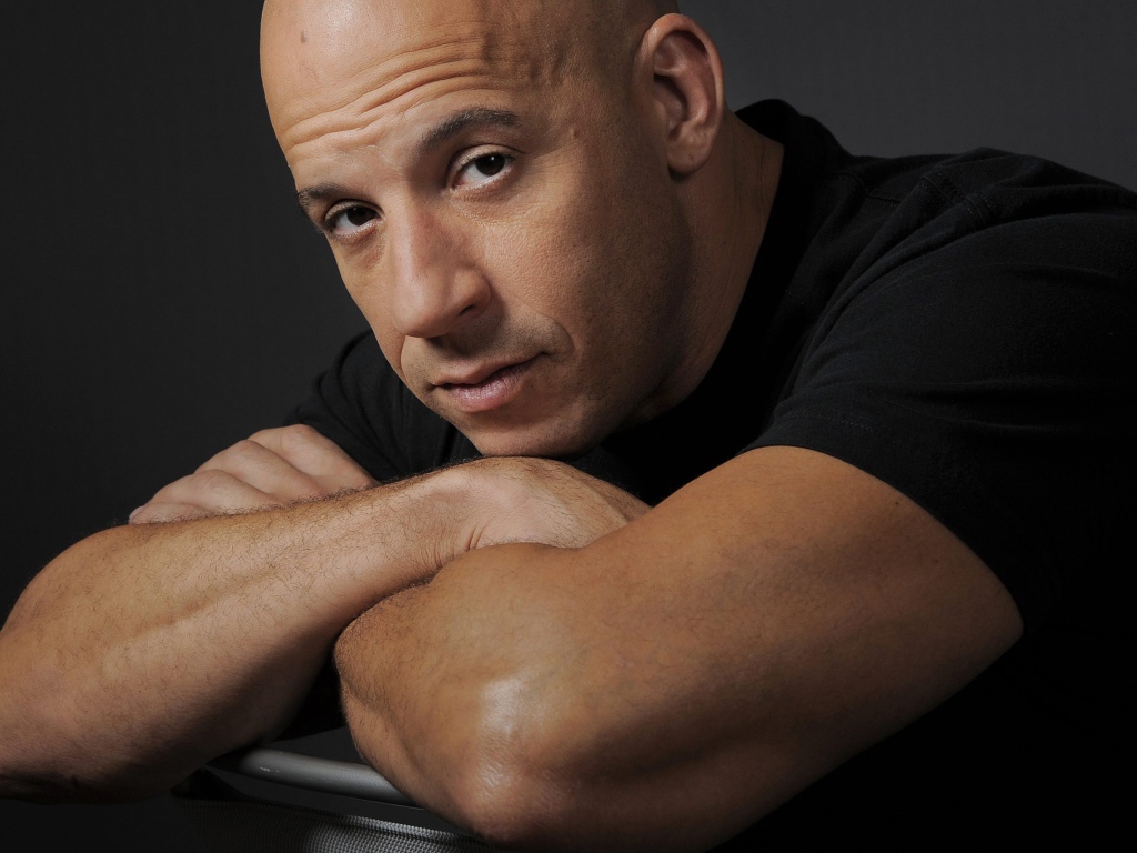 Популярный  актер Вин Дизель в черной майке