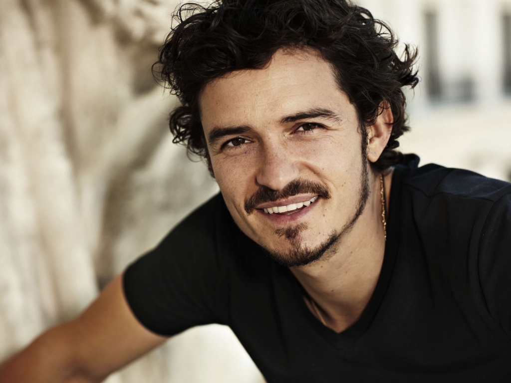 Улыбающийся мужчина, красивый популярный актер Орландо Блум