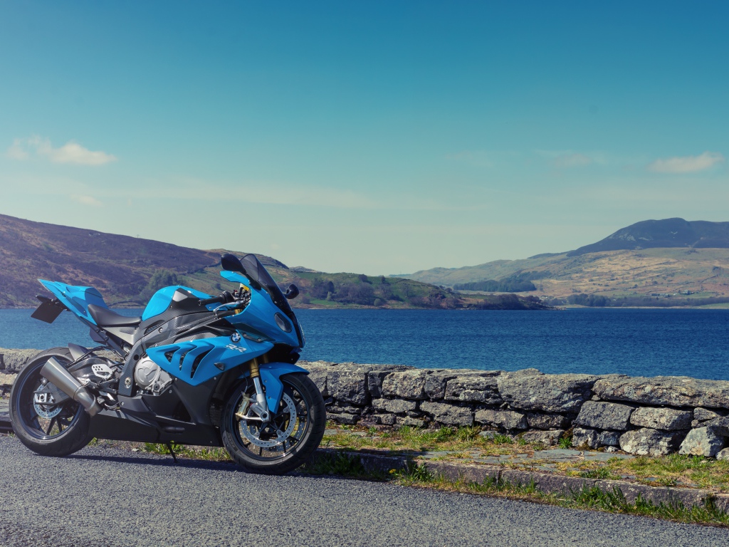 Синий мотоцикл BMW S1000 на фоне воды