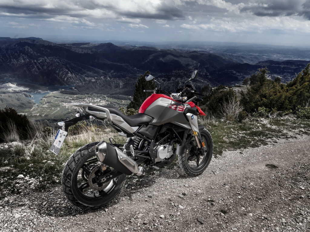 Спортивный мотоцикл BMW G 310 GS, 2017 на фоне гор