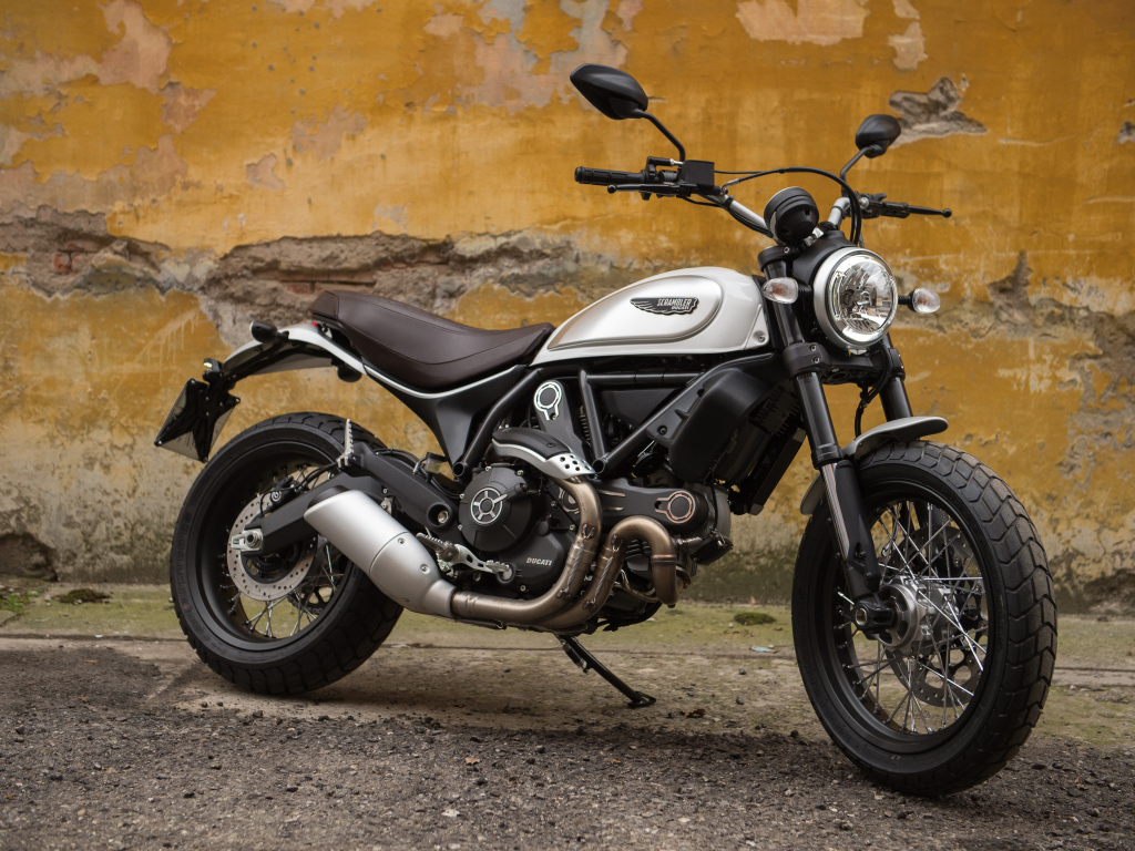Быстрый мотоцикл Ducati Scrambler