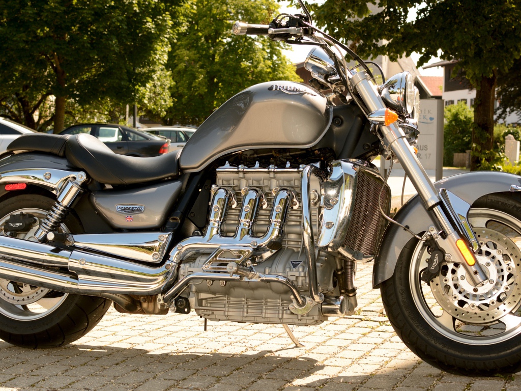 Красивый большой мотоцикл Triumph Rocket III