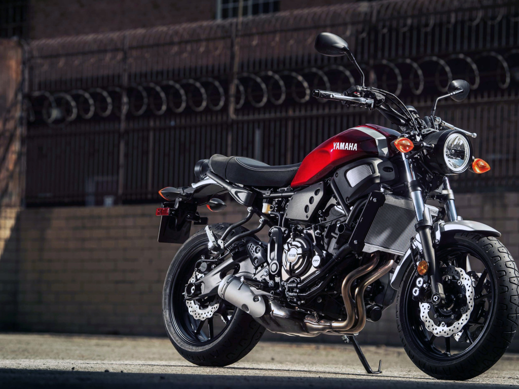 Большой мотоцикл Yamaha XSR700