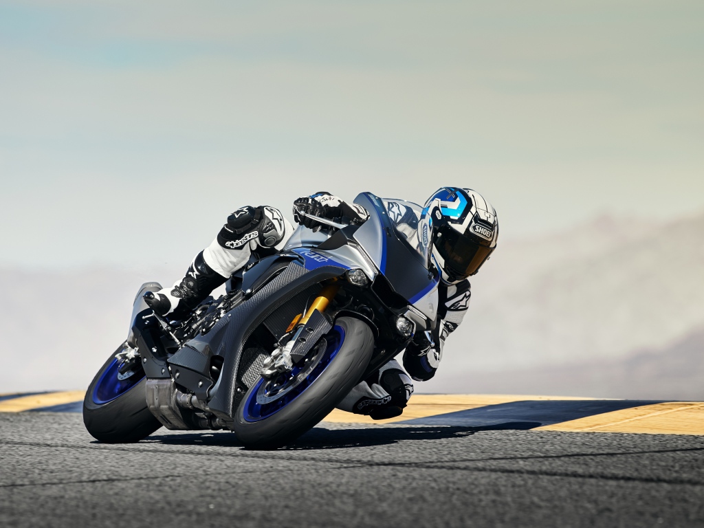 Мотогонщик на трассе на мотоцикле Yamaha YZF-R1M, 2018