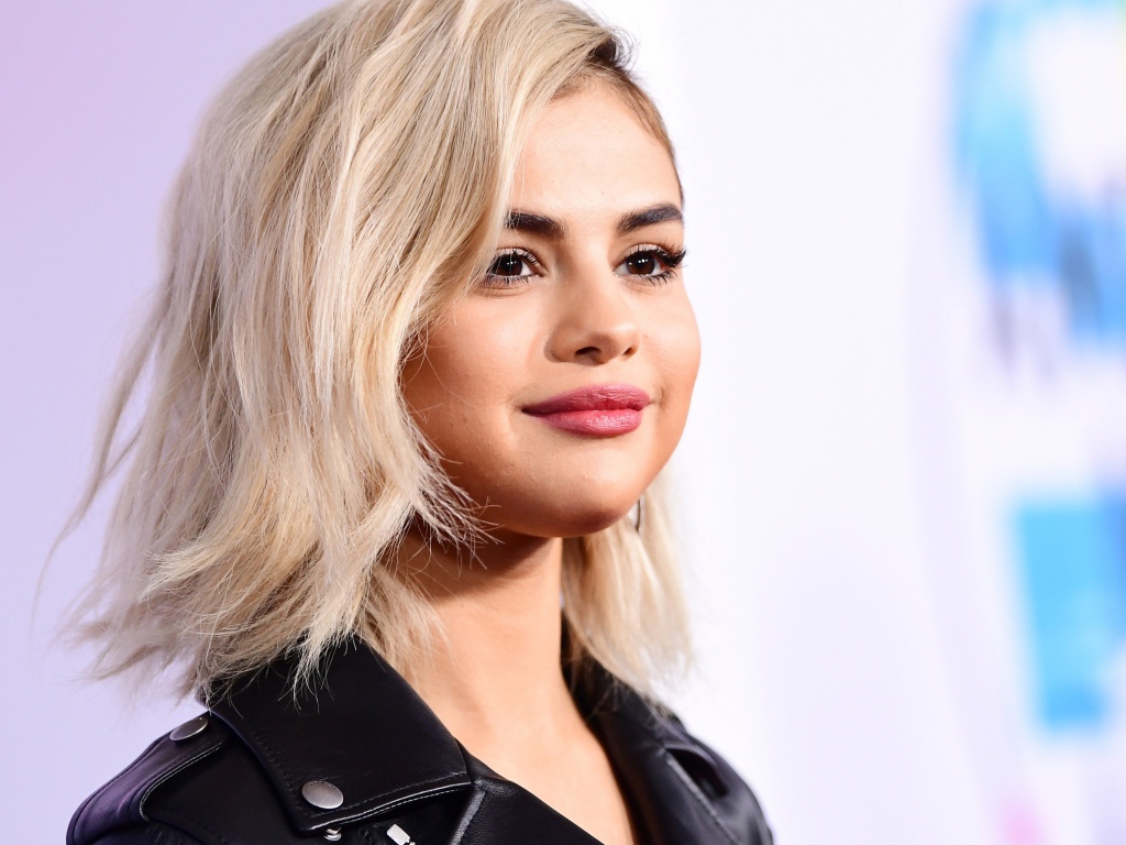 Популярная певица Селена Гомес блондинка