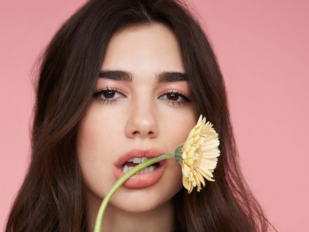 Певица Дуа Липа с цветком герберы во рту