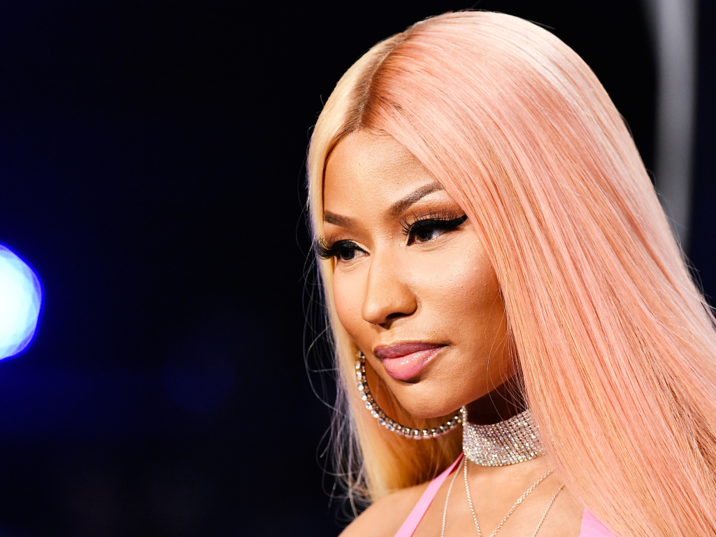 Певица Ники Минаж с розовыми волосами 