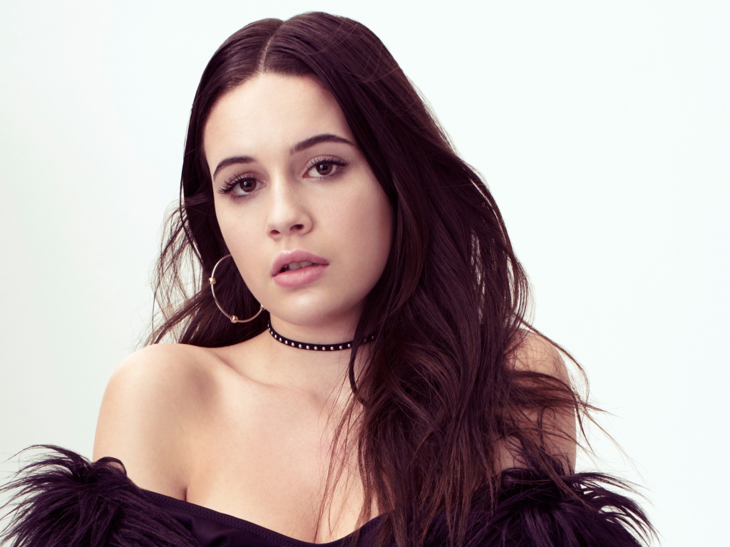 Американская певица Беа Миллер на белом фоне