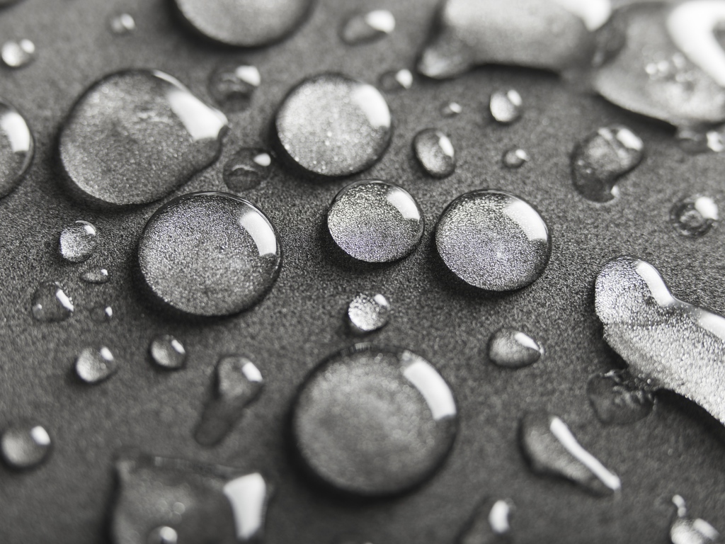 Много капель на сером фоне