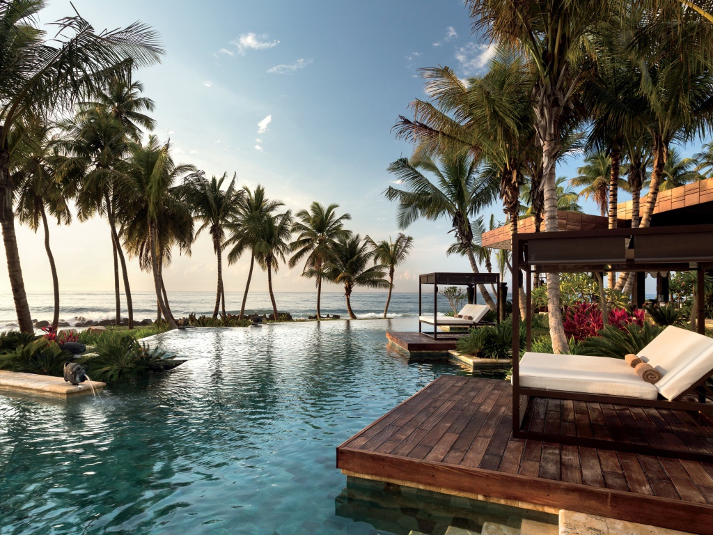 Место для отдыха на тропическом пляже у воды 