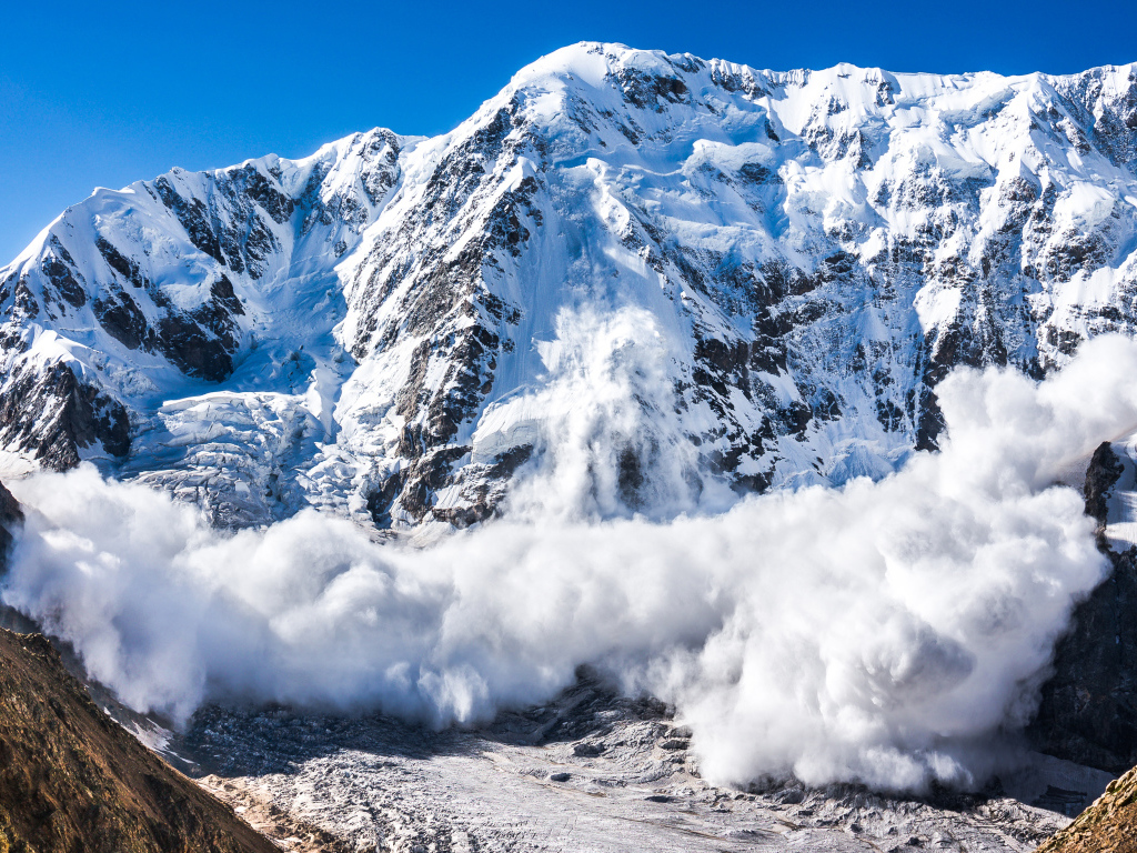 Лавина сходит из заснеженных Альп, Швейцария