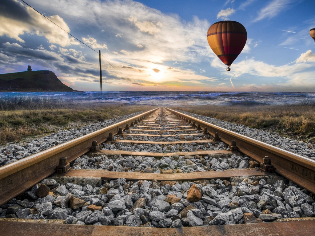 Воздушный шар в красивом голубом небе над железной дорогой