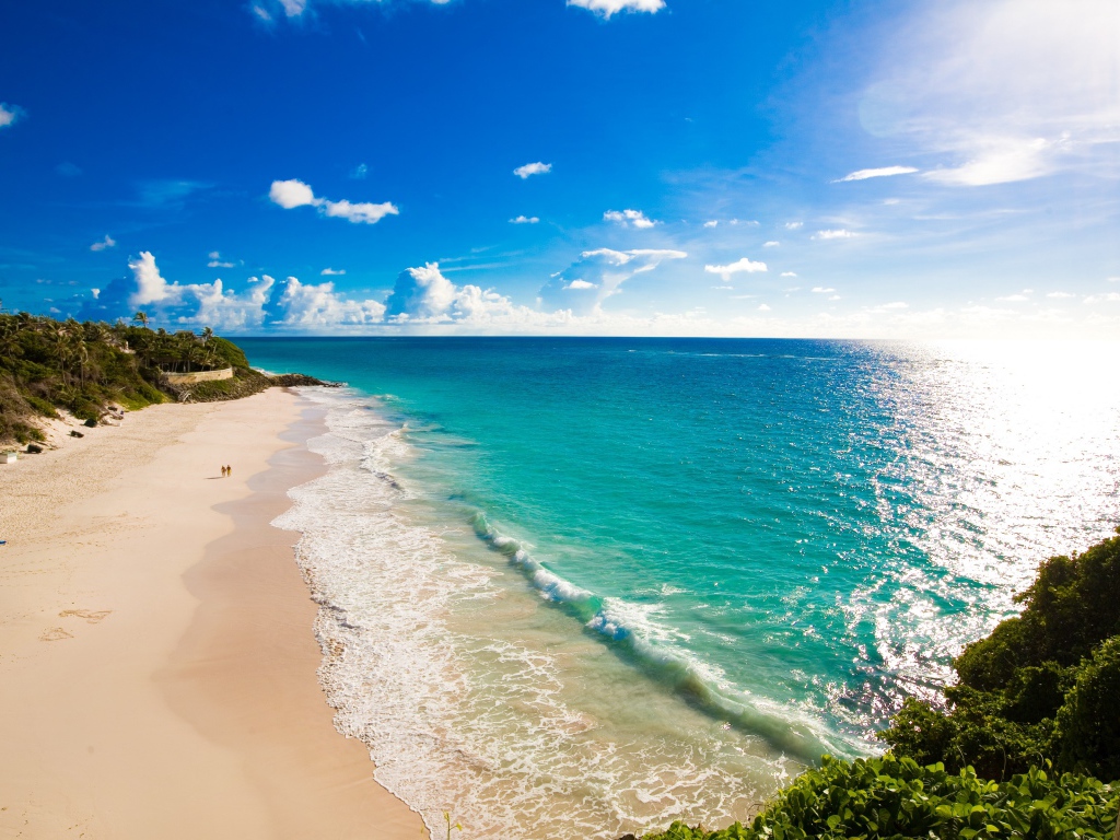 Красивый голубой океан с желтым песком на пляже