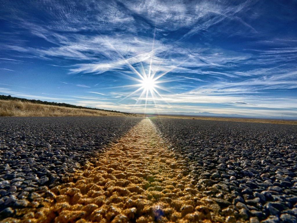 Яркое солнце в голубом небе над трассой