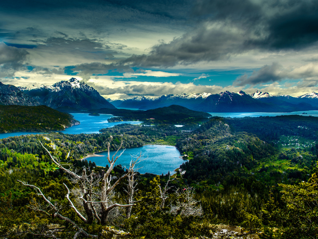 Горы под красивыми облаками в национальном парке, Аргентина