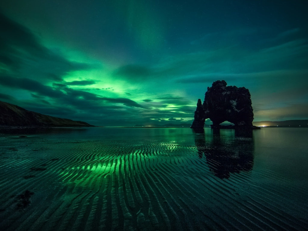 Северное сияние в небе над заливом