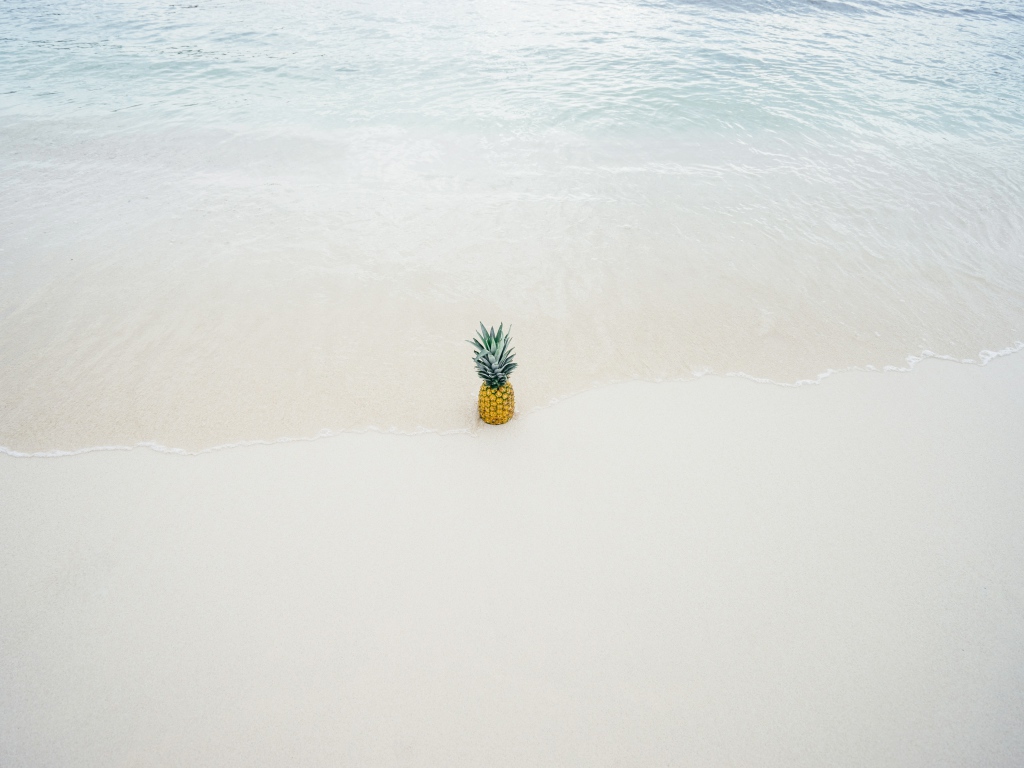 Ананас в волнах прибоя