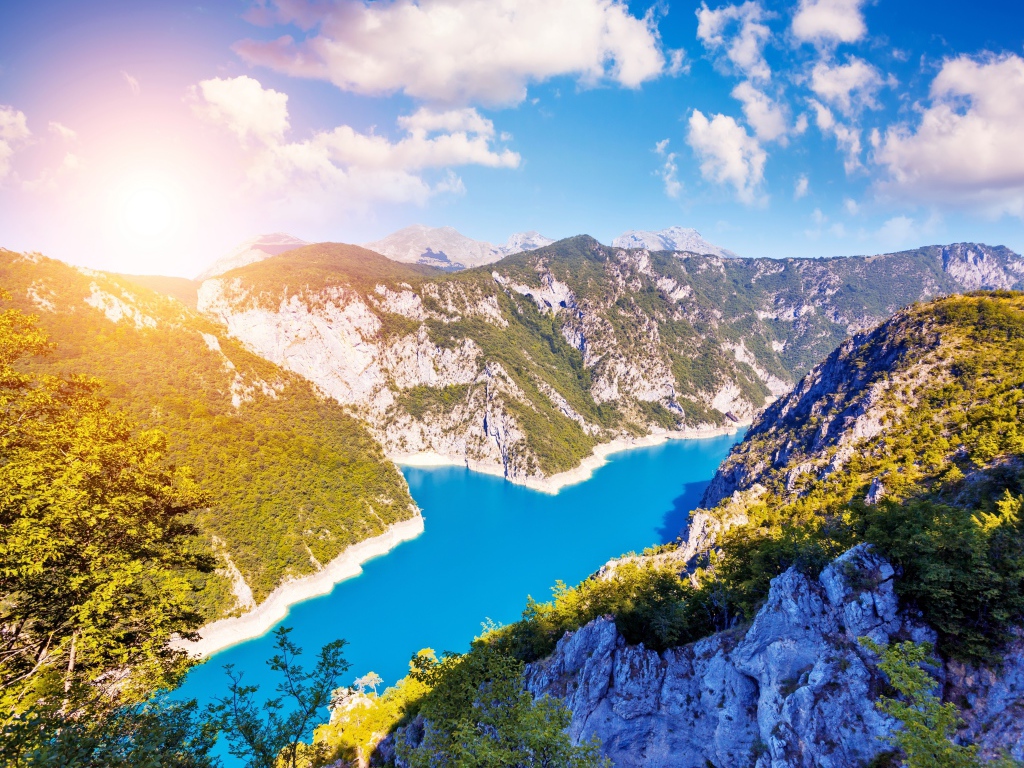 Река в горах под красивым солнечным небом