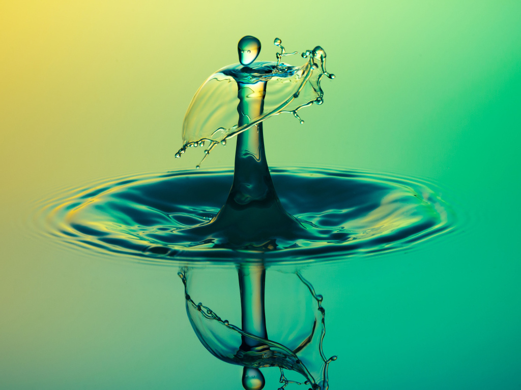 Брызги капли на воде