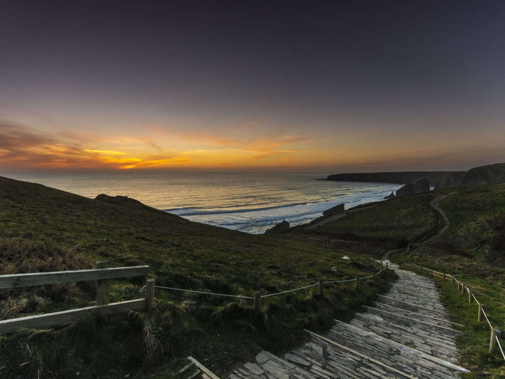 Каменные ступеньки к морю на закате