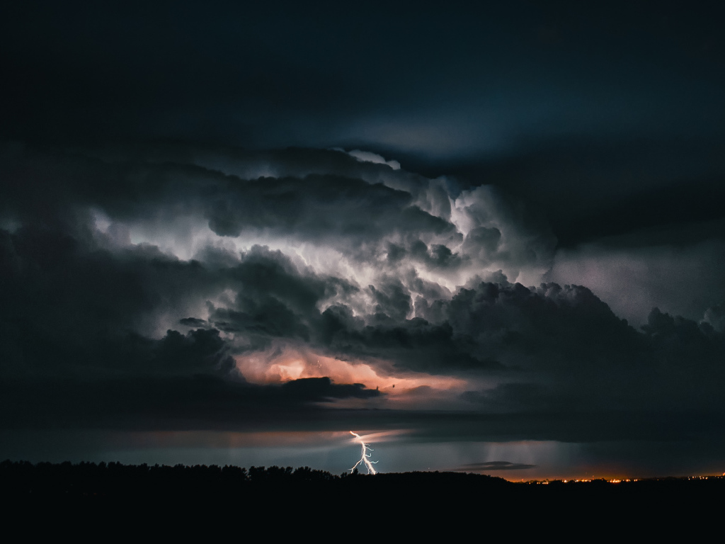 Грозовые облака с молнией в небе вечером