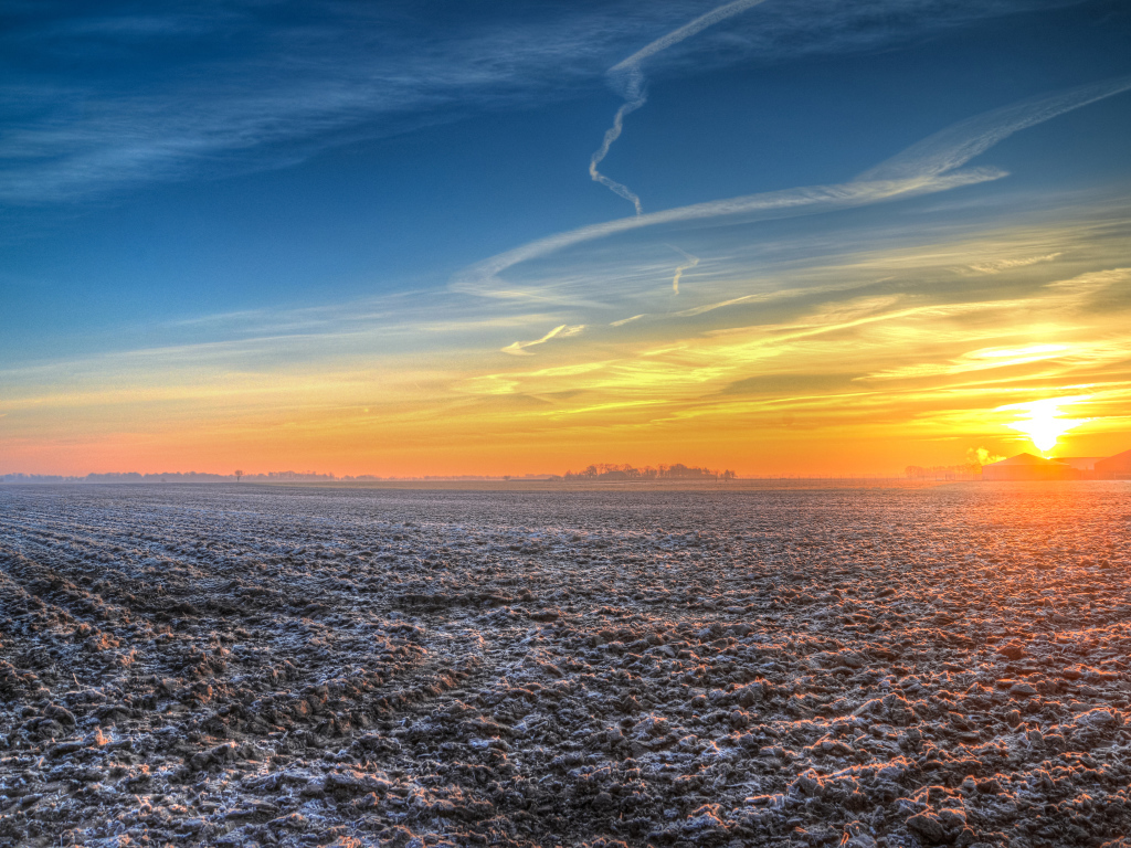 Восход солнца над покрытым инеем полем