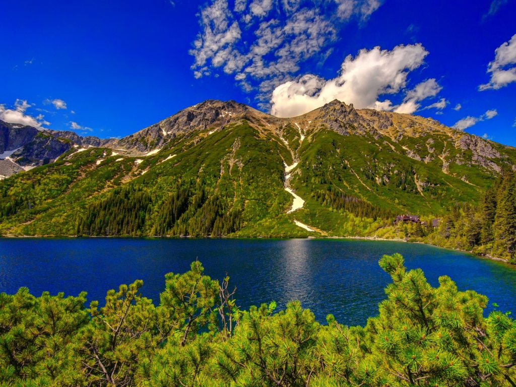 Вид на озеро у горы Татры на фоне красивого голубого неба