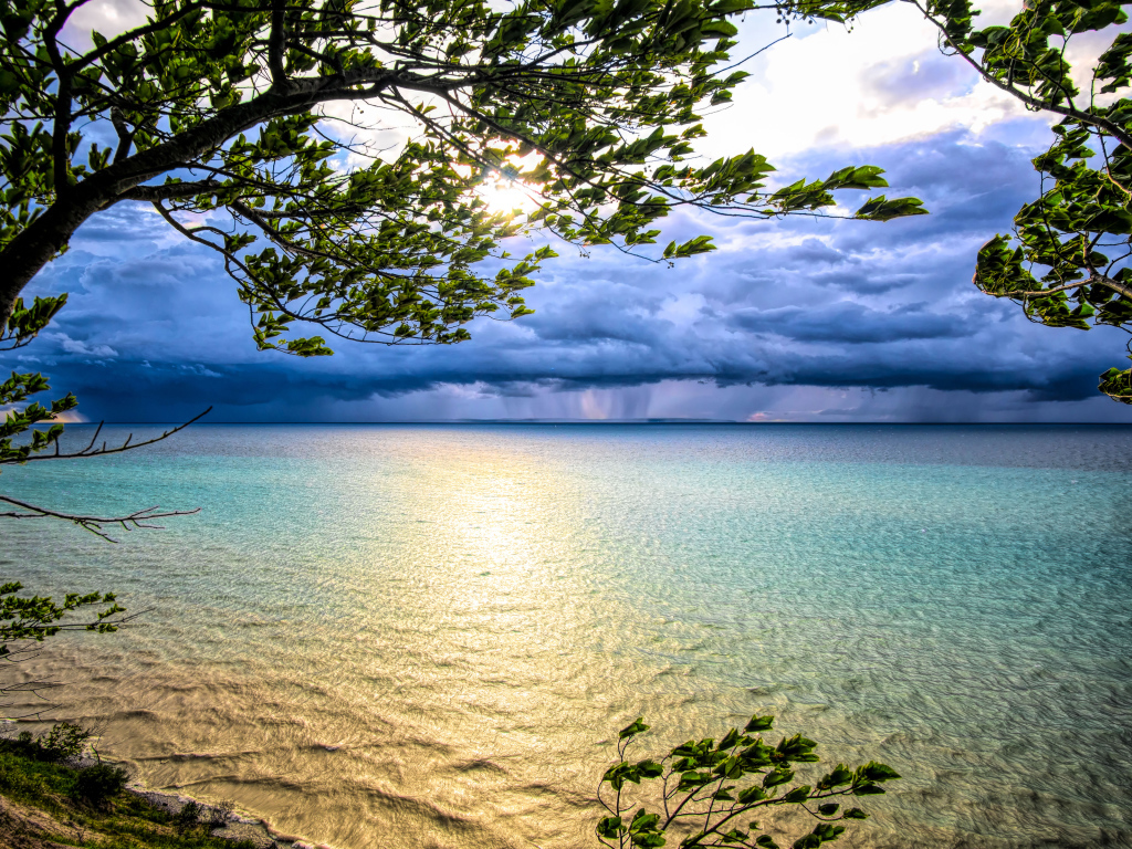 Вид на грозу над океаном 