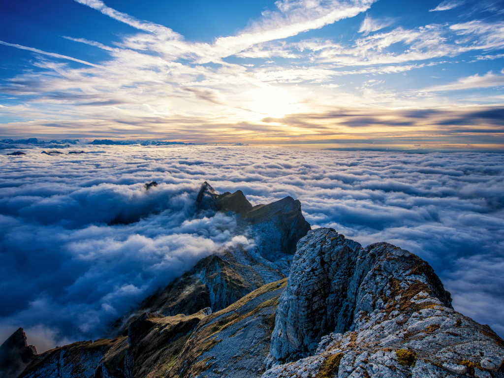 Белые облака в горах под красивым небом