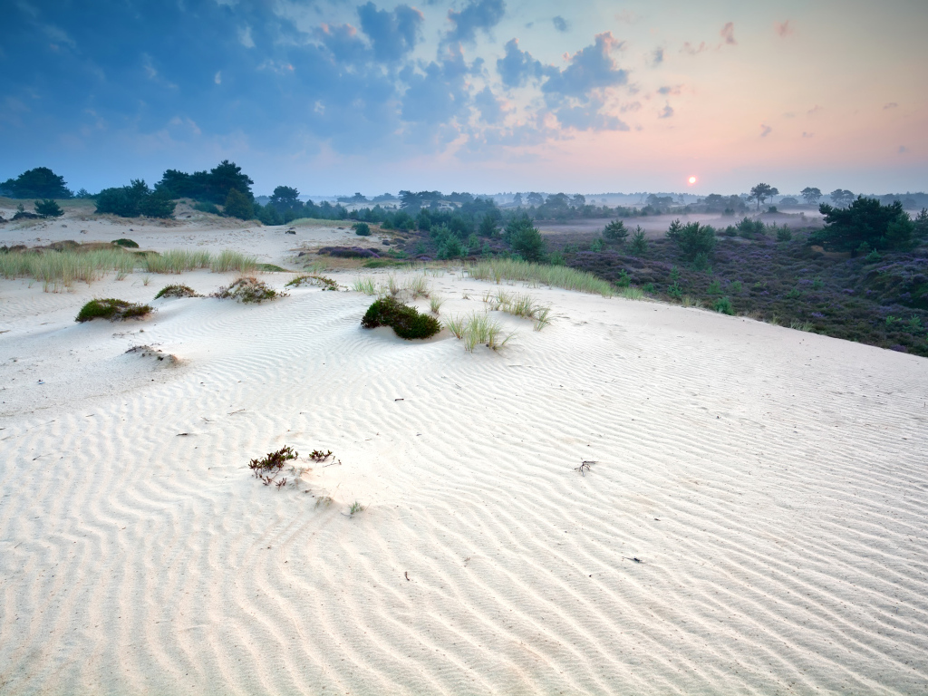 Белый песок под красивым небом 