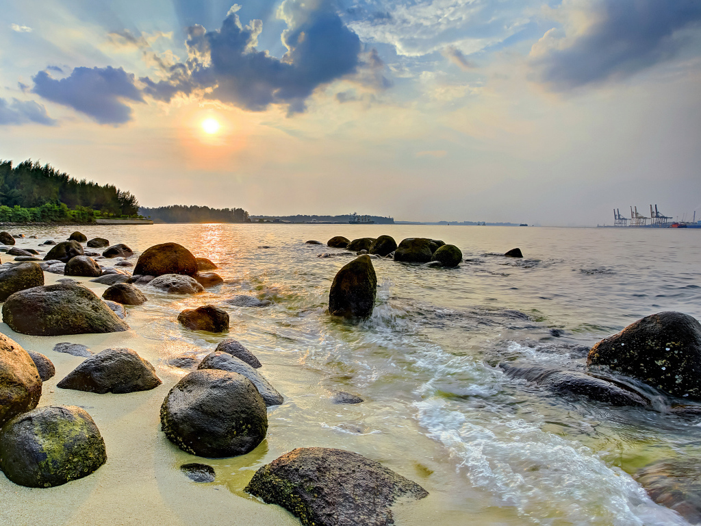 Большие камни на берегу океана на рассвете 