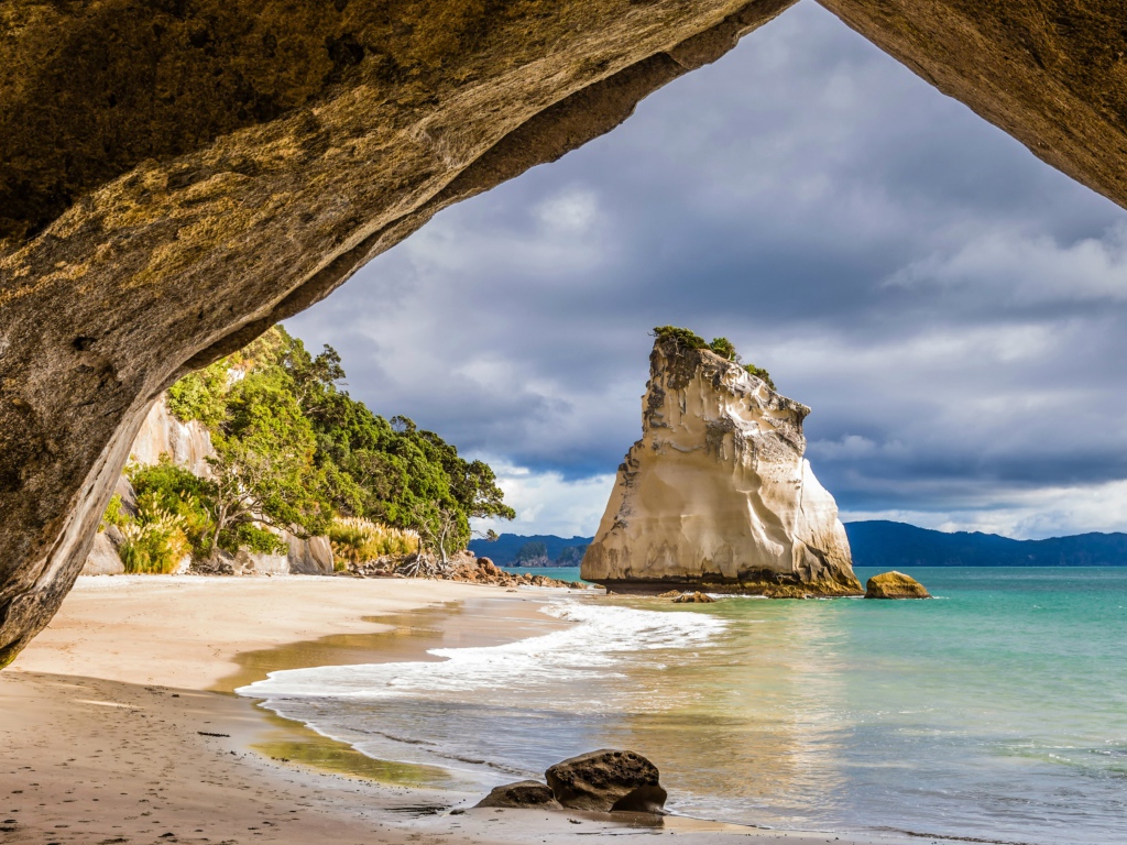 Вид на скалы на пляже у океана,  Новая Зеландия