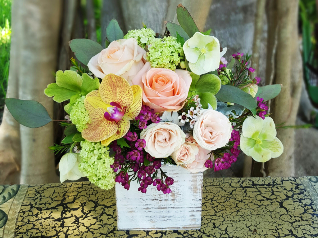 Красивый букет на столе в вазе 