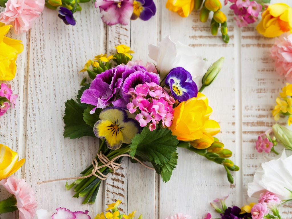 Красивый нежный букет цветов на столе