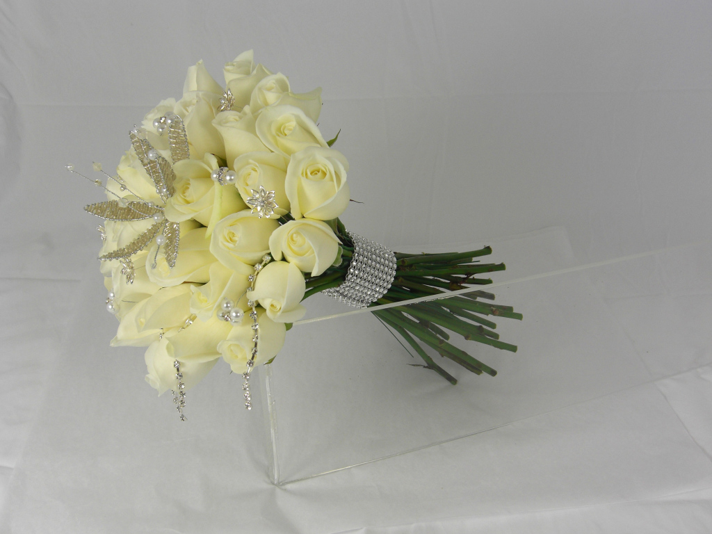 Букет нежных белых роз с украшениями на сером фоне