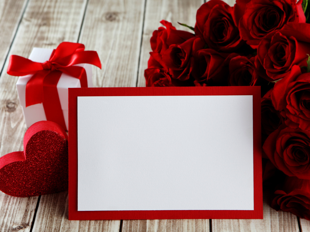 Букет красных роз на столе с подарком и красным сердцем, шаблон поздравительной открытки
