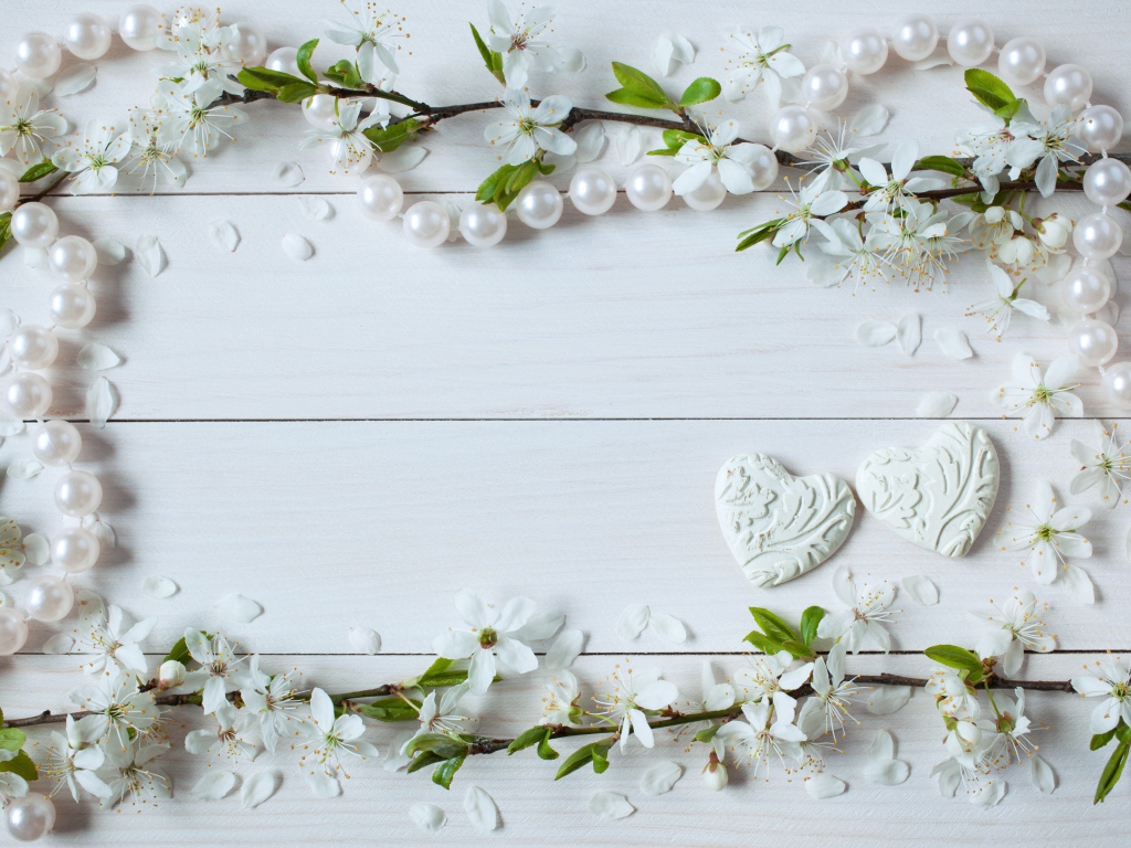 Фон для поздравительной открытки с цветами вишни и жемчужными бусами