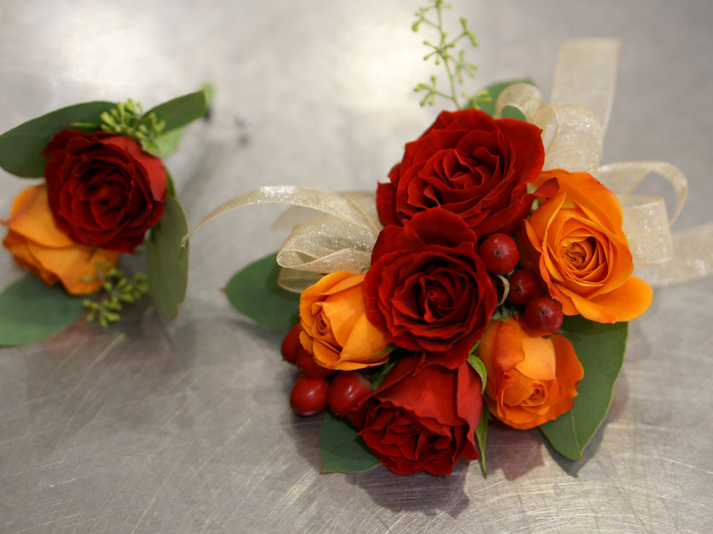 Красивый букет  и бутоньерка на столе